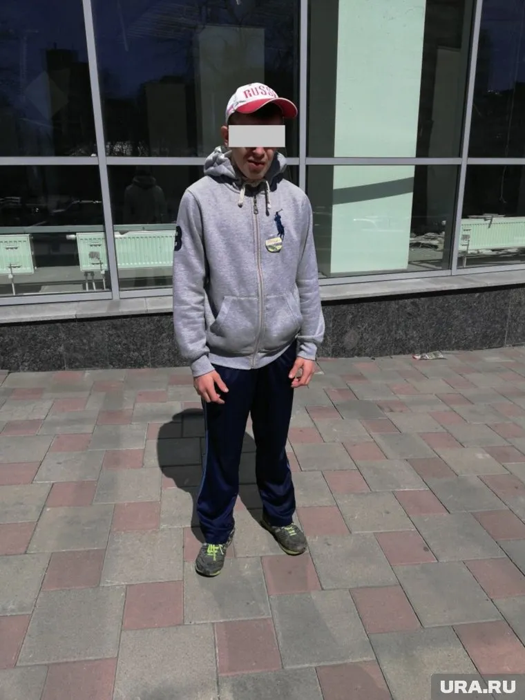 Секьюрити не понравилось, что парень ходит в магазин электроники и играет на телефонах