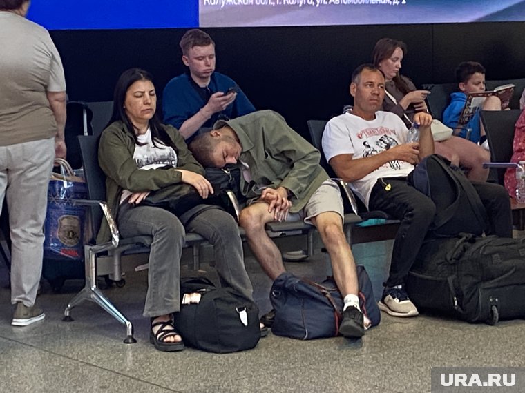 Люди спят в креслах, толпы стоят на регистрацию: как люди переживают отмену рейсов в Шереметьево. Фотореп...