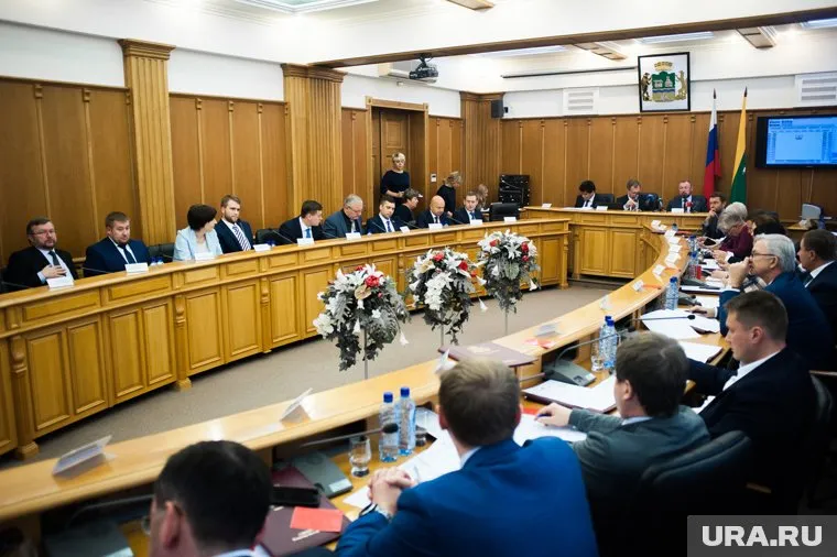 Как сократятся зарплаты в гордуме, пока не решено