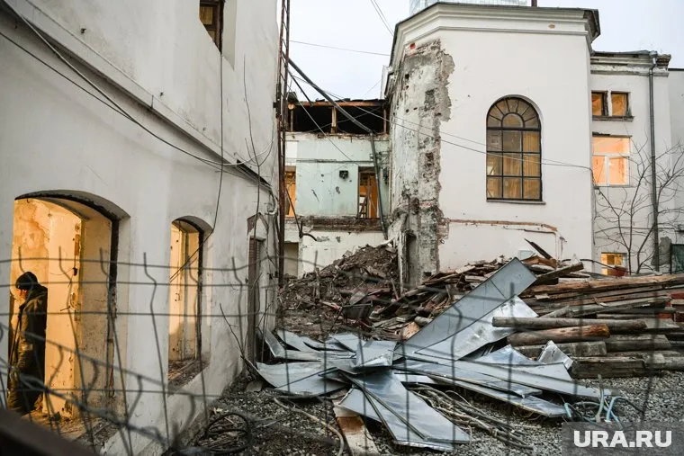 С 1988 года за зданием не ухаживали, износ инженерных сетей и коммуникаций составляет 100%