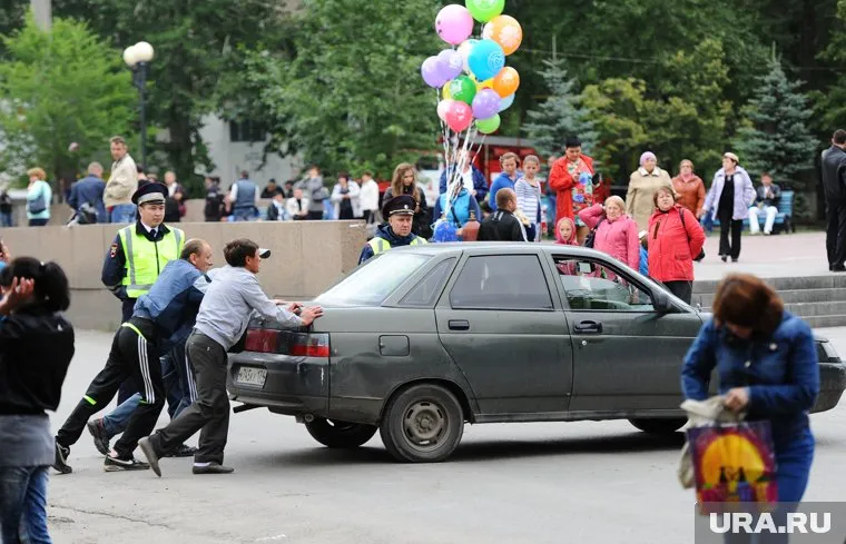 Плохой способ заводить автомобиль, если за рулем никого нет
