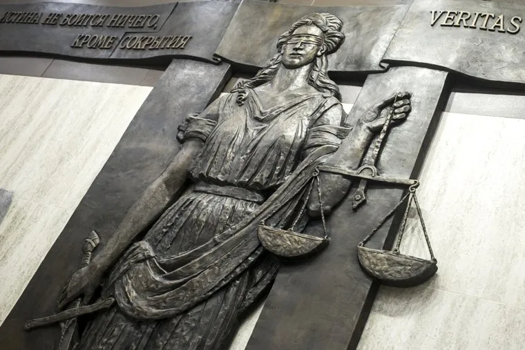 Рассмотрение Тверским районным судом ходатайства об аресте основателя ГК "Новый поток" Дмитрия Мазурова. Москва