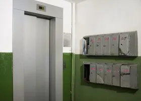В тюменской многоэтажке загорелся лифт