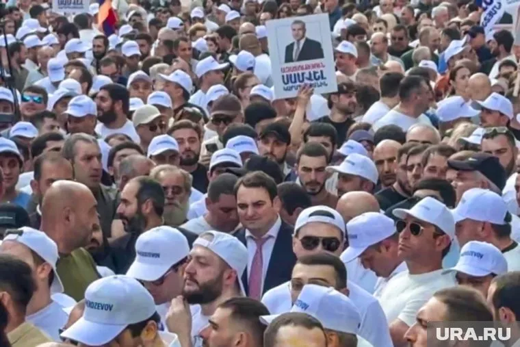 В Армении начался митинг в поддержку бизнесмена Карапетяна