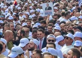 Тысячи людей собрались в Ереване, чтобы поддержать арестованного бизнесмена Карапетяна: онлайн-трансляция