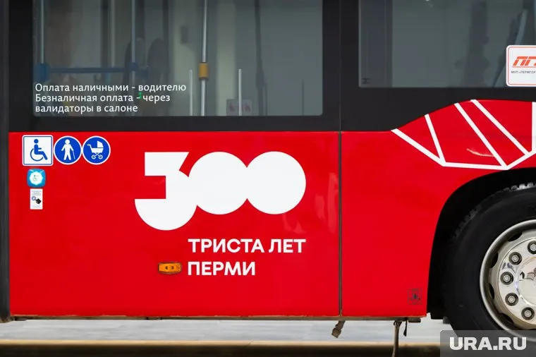 Автобус оформлен в стиле 300-летия Перми