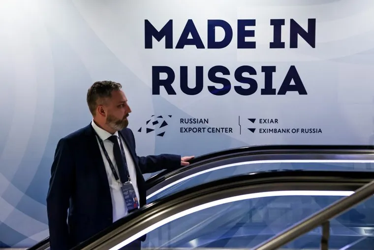 Михаил Мишустин на выставке "Сделано в России" в Манеже. Москва