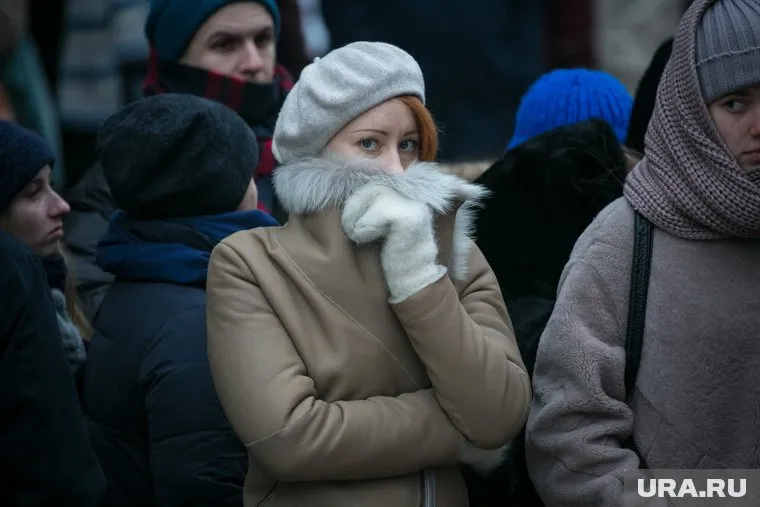 Жителей столицы предупредили о сильном ветре и гололеде