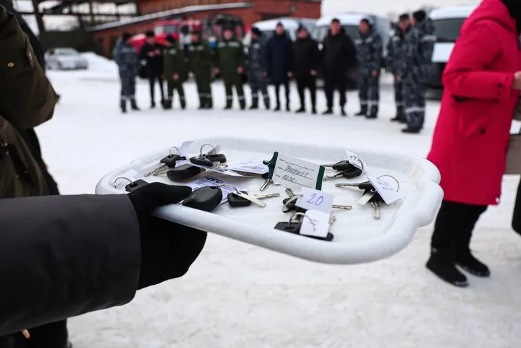 Вручение сотрудникам Уральской авиабазы ключей от автомобилей, приобретенных для организации тушения пожаров в лесах региона. Сысерть