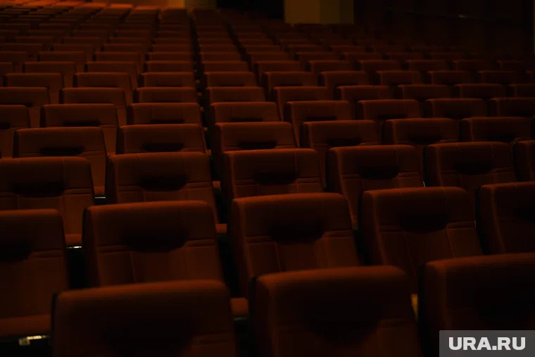 В Сургуте планируют снести заброшенный кинотеатр «Аврора»