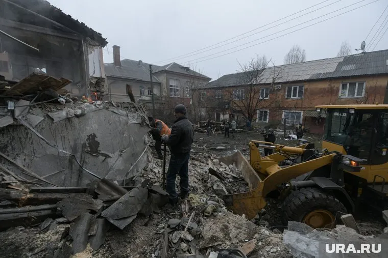 В Донецке снаряд ВСУ попал в крышу многоквартирного дома, разрушены две квартиры
