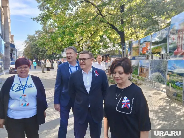 Алексей Текслер в сопровождении главы округа Александра Глазкова осмотрел площадки мероприятия