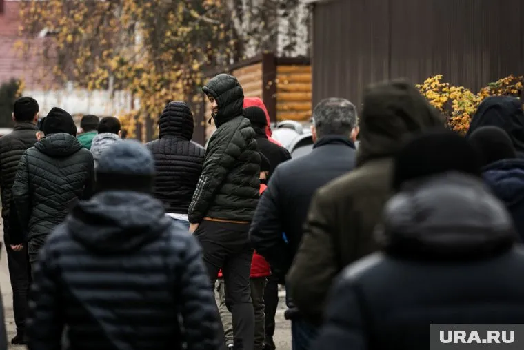 Приток мигрантов в Россию снизился вдвое за 2023 год, отметили аналитики