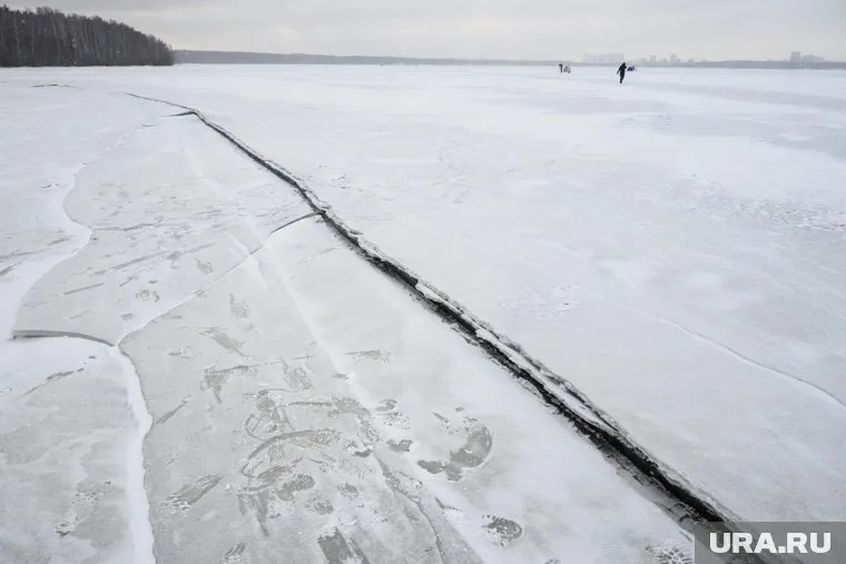 В Краснотурьинске легковушка провалилась под лед городского пруда