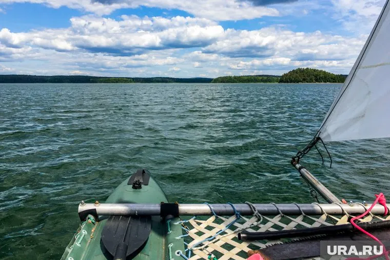 Катамаран перевозил по озеру туристов