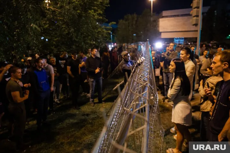 Стычки активистов и охраны продолжались до самого утра