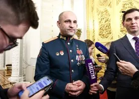 Полпред Жога подарил сыну бойца СВО из Кургана кепку с флагом батальона «Спарта»