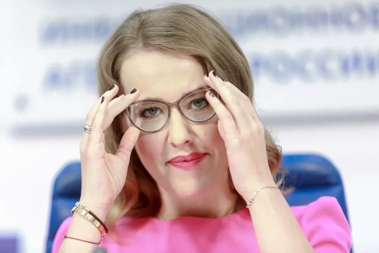 Пресс-конференция Ксении Собчак в ТАСС. Москва, собчак ксения, поправляет очки