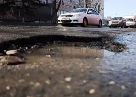 Непрофессиональная работа или виновата погода: что не так с дорогами в Шадринске