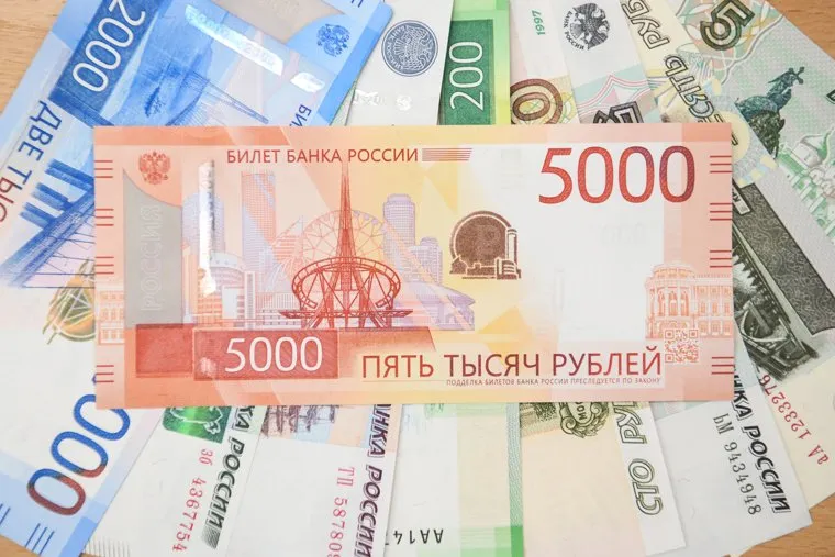 Процесс вакуумизации предметов для Капсулы времени. Екатеринбург