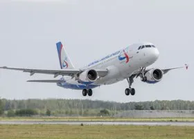 Показано, как разбирают самолет «Уральских авиалиний», севший в пшеничном поле