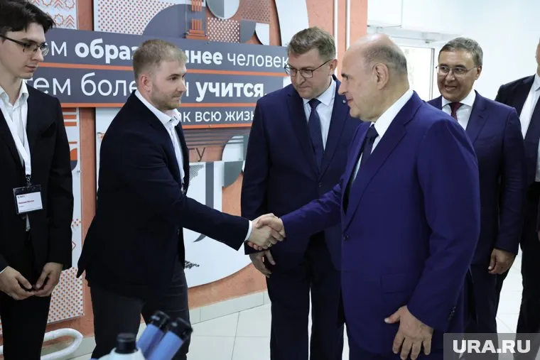 Премьер-министр Михаил Мишустин пообщался в Омске с будущими инженерами Роскосмоса