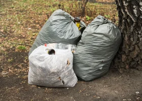 В ЯНАО чиновники вывезли прицеп с мусором, который оставили отдыхающие горожане