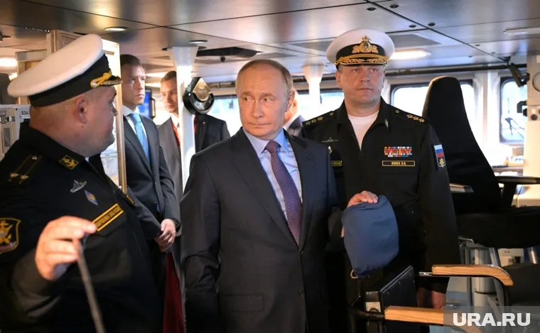 Президент Владимир Путин в первый день во Владивостоке осмотрел место, где будет построена верфь со специализацией на торговые суда
