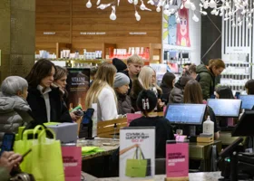 Екатеринбуржцы рванули в торговые центры из-за огромных скидок