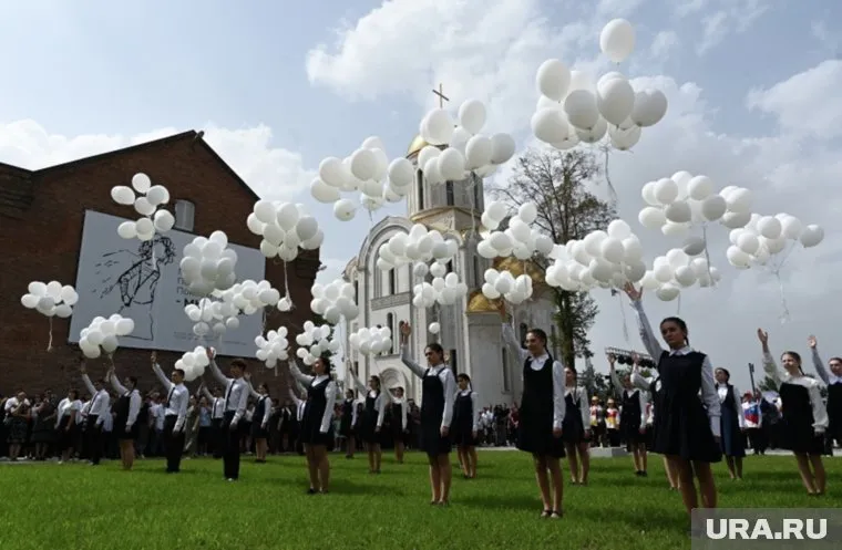 Участники траурных мероприятий запускают белые шары, символизирующие души погибших 20 лет назад в Беслане