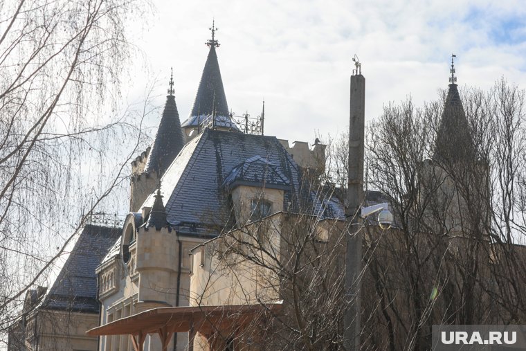 Что происходит с элитным замком Пугачевой и Галкина*, и почему его не могут изъять