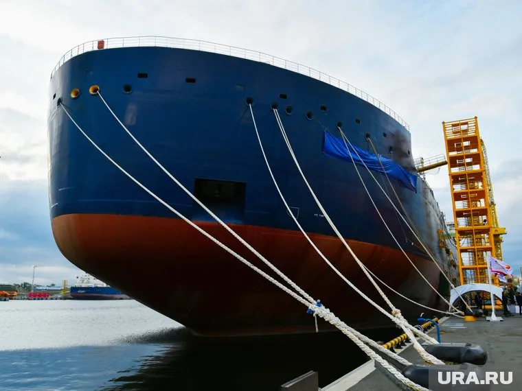 Контейнеровоз столкнулся с четырехполосным мостом (архивное фото)