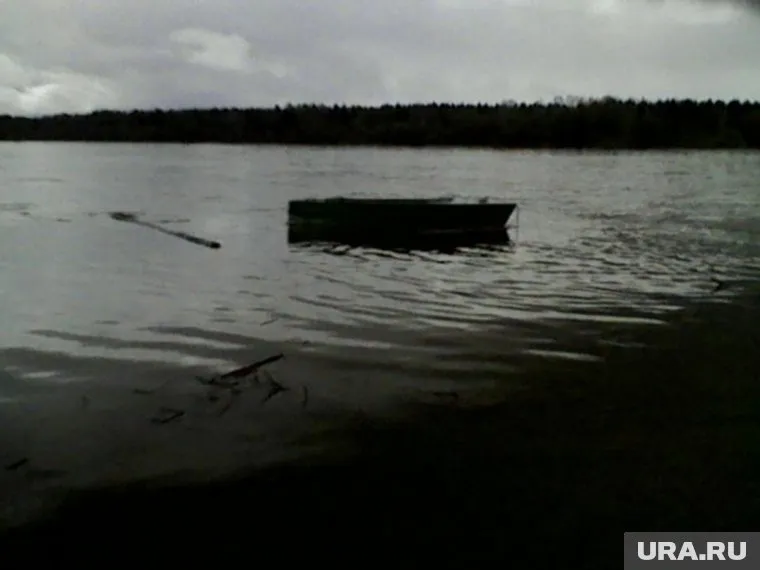 Поездка детей на ЕГЭ - настоящий экстрим: сначала на лодке через бурную реку, потом на семь часов по убитым дорогам