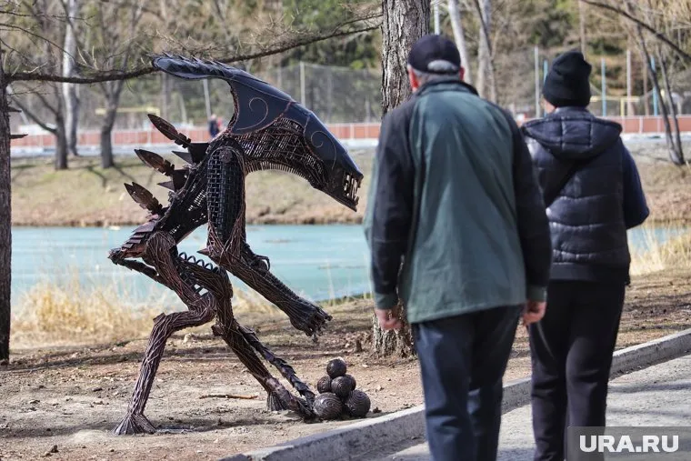 Скульптура «чужому» появилась в парке Кургана в апреле
