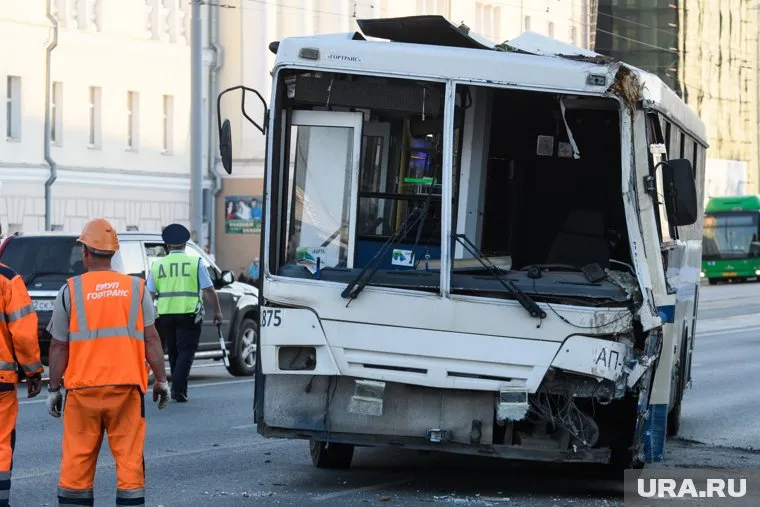 В результате ДТП автобус опрокинулся (архивное фото)
