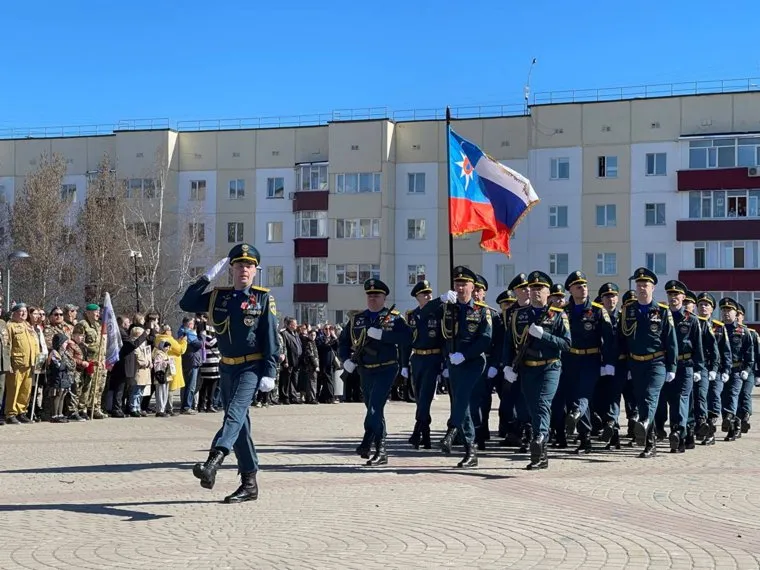 На площади чеканят шаг военные и кадеты