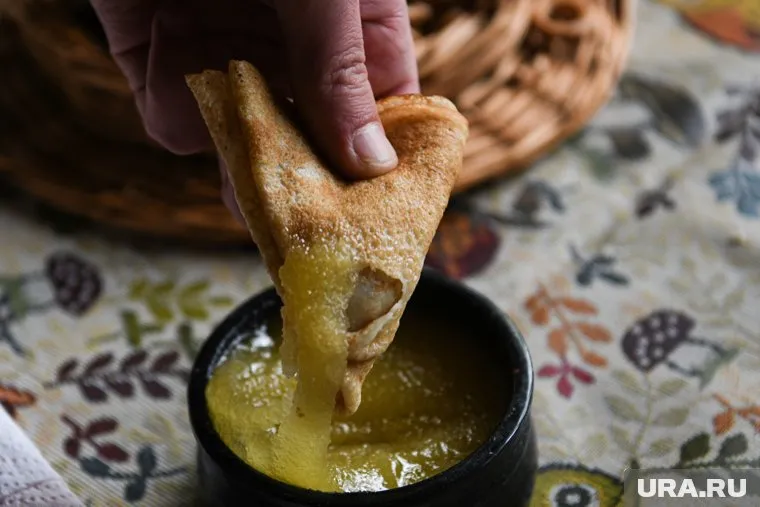 При переедании блинов может появиться тяжесть в животе