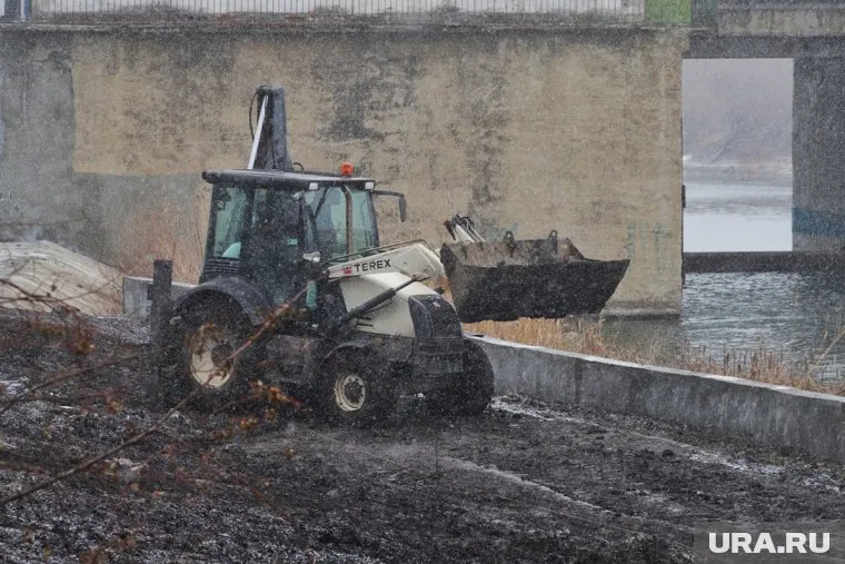 Асфальт укладывали в снежную погоду (архивное фото)