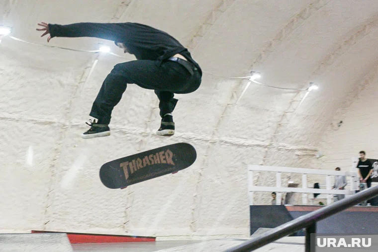 После терапии мужчина вернулся к занятию скейтбордингом (архивное фото)