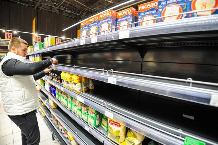 Ситуация в супермаркете Spar на фоне ажиотажа связанного с эпидемией коронавируса. Челябинск