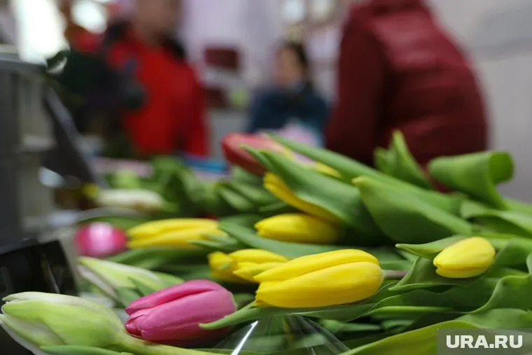 Букет из сухофруктов или тематический бокс могут стать хорошей заменой цветам на 8 марта