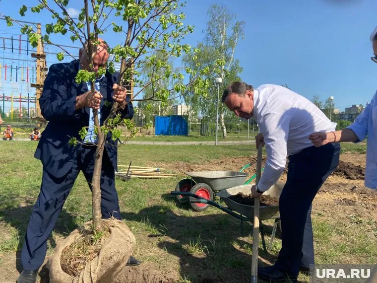 Мэр Владислав Пинаев лично взялся за лопату