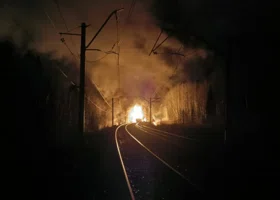 Появилось видео мощного пожара под свердловским поселком, где горят вагоны