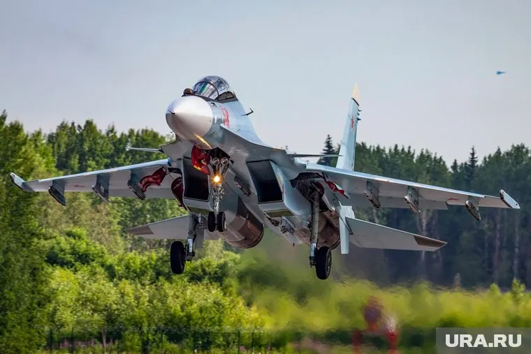 Пилоты самолета Су-30 потеряли сознание, надышавшись азота (архивное фото)