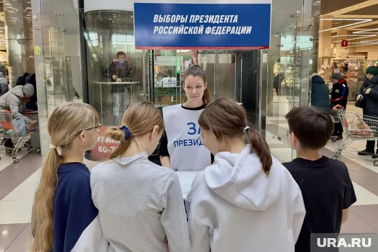 Сборщики подписей работают в крупных торговых центрах