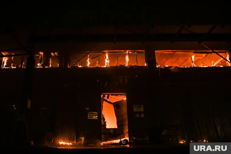 На заводе в Запорожье начался сильный пожар после серии ракетных ударов (архивное фото)