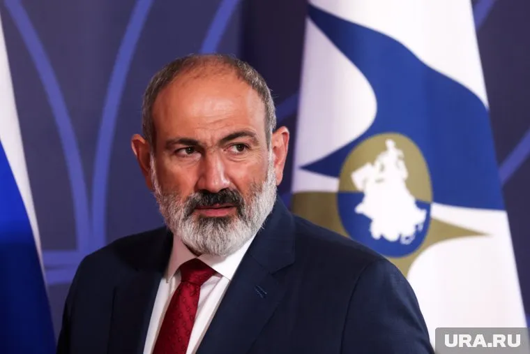 Никол Пашинян заявил, что не сдаст власть в Армении