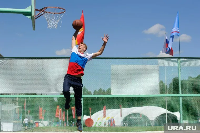 Во время весенних акций протеста было модно говорить, что с молодежью не занимаются, выводя за скобки множество региональных летних форумов, проводимых во всех регионах страны