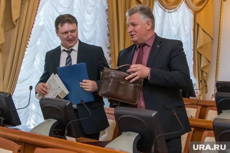 Виктора Семенова (справа) на посту сменит Борис Шалютин