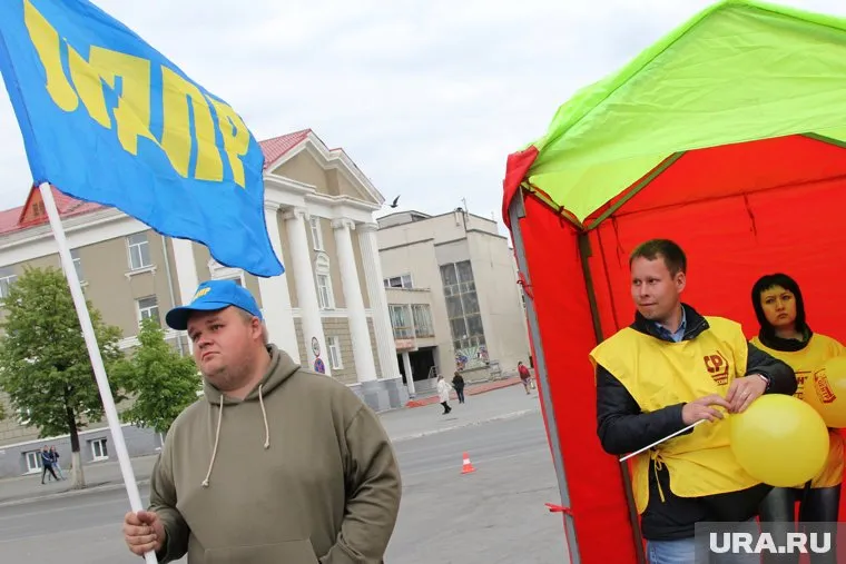 Партии готовятся к празднику заранее и занимают на главной площади Кургана лучшие места